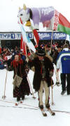 Paradę dawnych narciarzy prowiadził Józef Pitoń - fot. Kazimierz Juzwa.