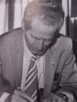 Stanisaw Marusarz rozdaje autografy.
