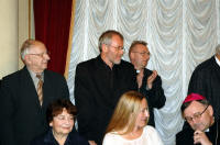 Arcybiskup Józef Życiński Metropolita Lubelski, Anna Szałapak. Od lewej: Leszek Wojtowicz, ks. prof. Jerzy Szymik, prof. Paweł Maria Taranczewski, Irena Popiołek, prof. Andrzej Szczeklik, Bogdan Tosza, prof. Stanisław Rodziński, prof. Władysław Stróżewski
